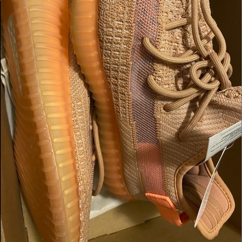 CLAY!!! Size 9 Men’s Yeezy’s totally Unisex!
